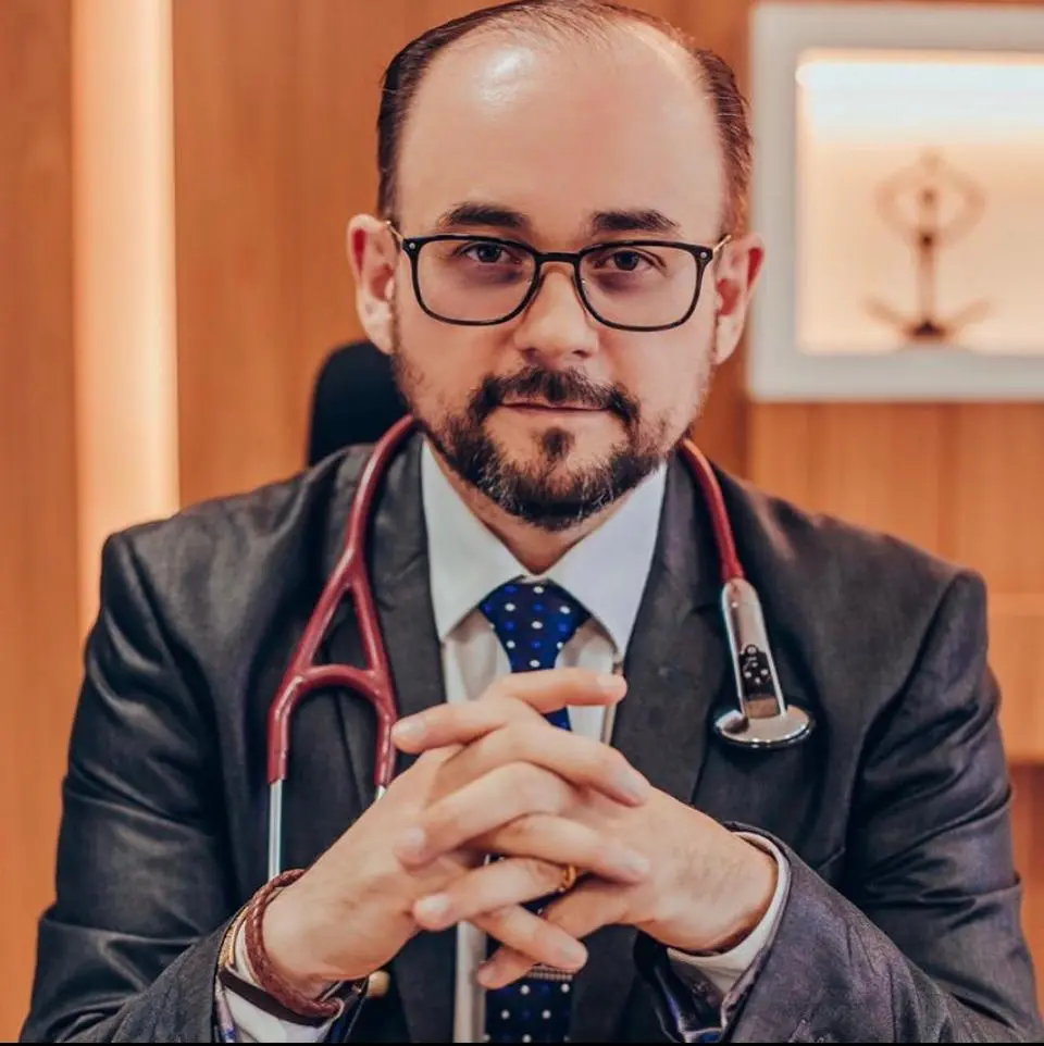 Dr. Edmundo Antunes com estetoscópio